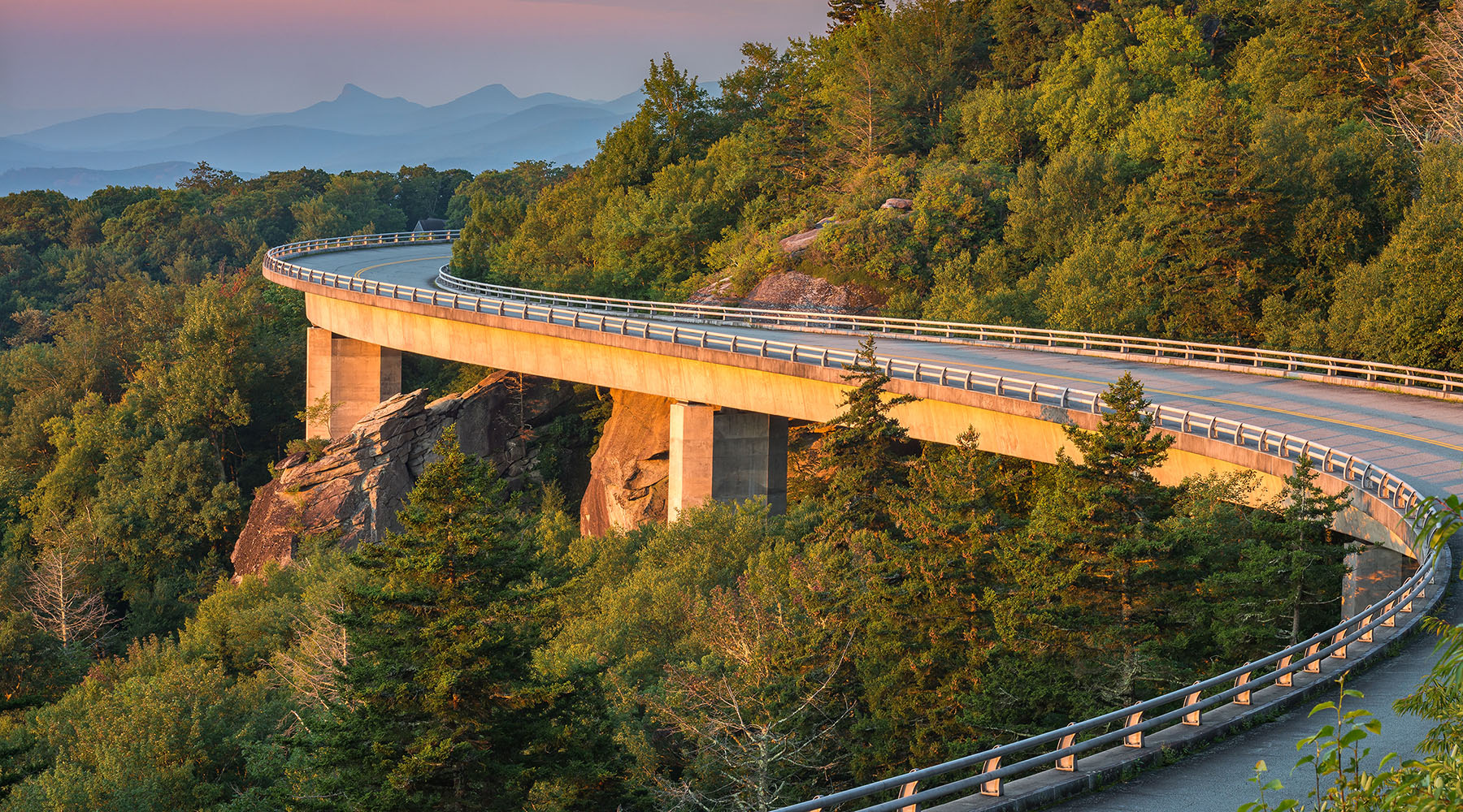 10 Best Blue Ridge Parkway Stops for Families, Hikers & Road Trippers