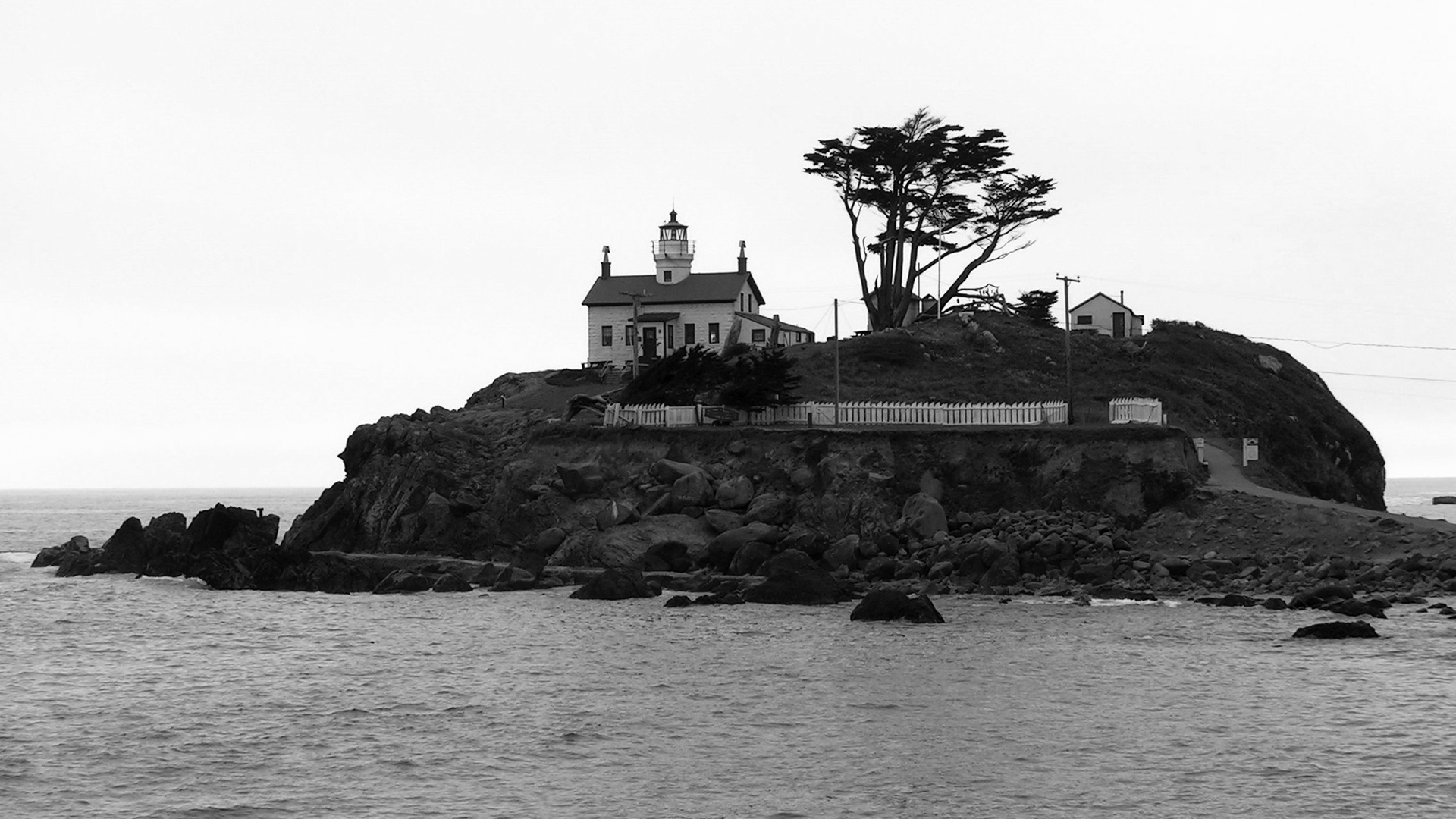25 Haunted Lighthouses: Ghostly Tales & Tours Across America(2026)